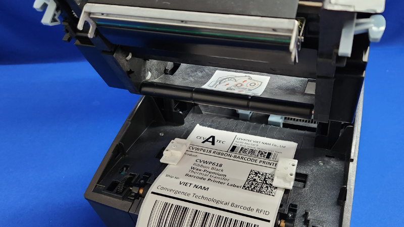 Cụm đầu in máy in TX403 mở rộng, thuân tiện cho thay lắp cuộn ruy băng mực in.