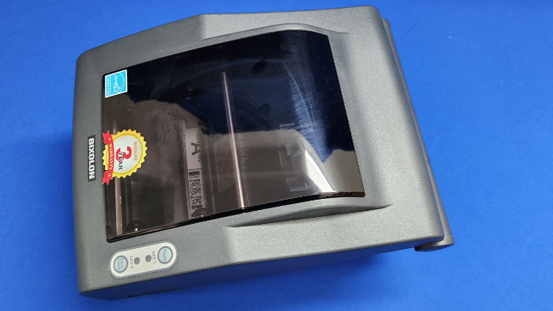 Hình chụp từ trên xuống lộ rõ nắp máy in Bixolon SLP-TX403 rộng cho quan sát vật liệu in dễ dàng.