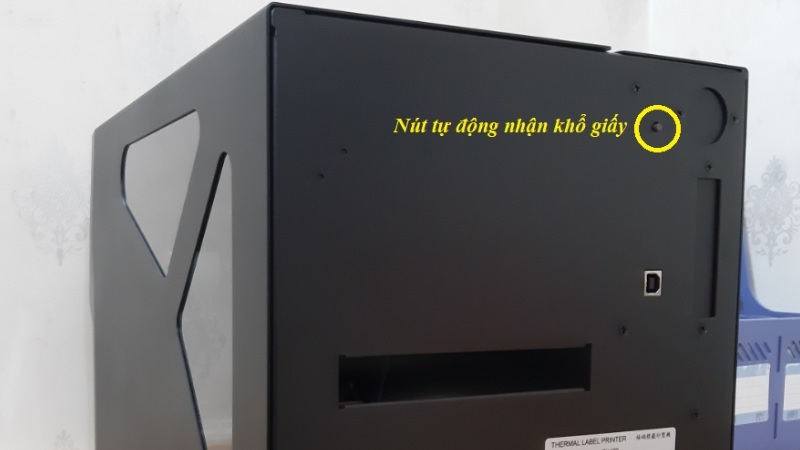 hình phía sau thiết bị, được đánh dấu nút nhấn thao tác tự nhận tem.